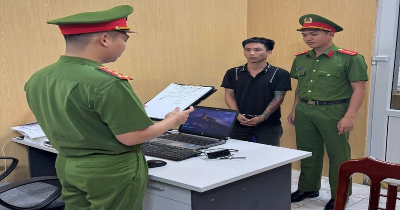 Cơ quan CSĐT Công an tỉnh Hưng Yên tống đạt Quyết định khởi tố bị can  và Lệnh bắt bị can để tạm giam đối với Bùi Vĩnh Tuy. (Ảnh: Công an tỉnh Hưng Yên)