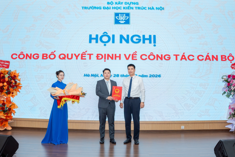 PGS.TS Phạm Minh Hà, Thứ trưởng Bộ Xây dựng trao quyết định bổ nhiệm Phó hiệu trưởng Trường Đại học Kiến trúc Hà Nội cho PGS.TS Trần Trung Hiếu. Ảnh: HAU