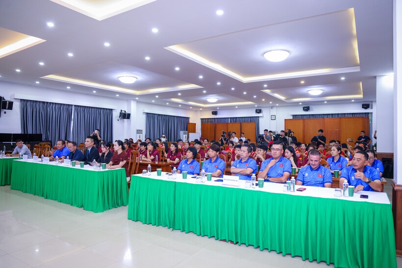 Từ lời chúc đến những cái bắt tay: Một ngày tiếp lửa cho bóng đá Việt Nam trước Đấu trường Châu Á 2026 - 1