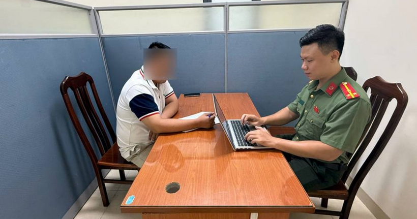 Lực lượng chức năng làm việc với T.H.N. (Ảnh: Công an Hải Phòng)