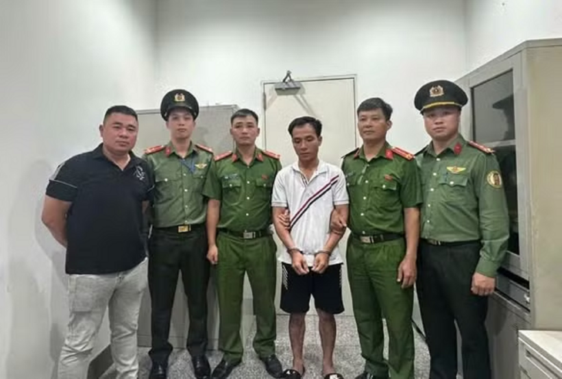 Bắt đối tượng truy nã khi vừa nhập cảnh qua sân bay Nội Bài. Ảnh: Công an Hà Nội/Lao Động