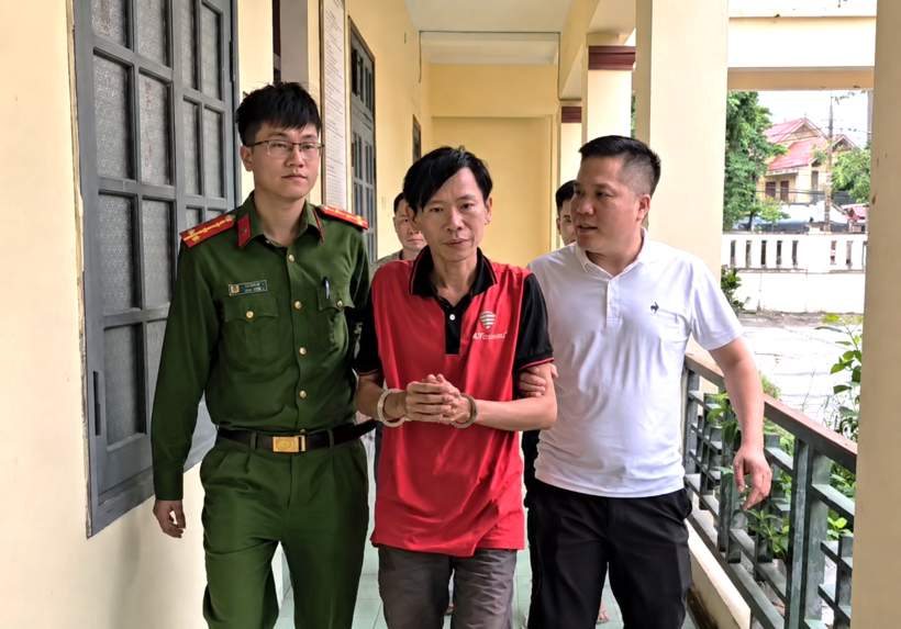 Bắt giữ đối tượng Huỳnh Ngọc Hiền. Ảnh: Công an tỉnh Thanh Hóa