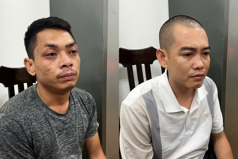 Hai đối tượng đánh người ở Khu đô thị Thành phố Giao Lưu tại cơ quan công an. Ảnh: Công an Hà Nội