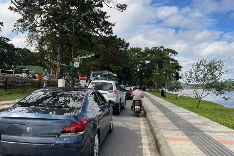 Khu vực nơi phát hiện thi thể người phụ nữ trên hồ Xuân Hương. Ảnh: X.N/VietNamNet