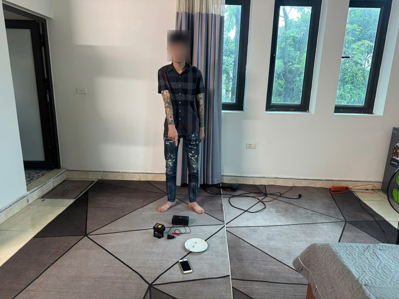 1 trong năm đối tượng giao nộp các công cụ, tang vật. Ảnh: Công an phường Vĩnh Yên