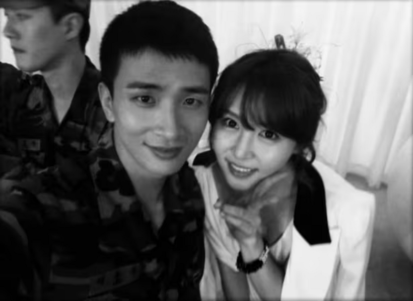 Lee Yong-joo (bên trái) và nữ diễn viên Jung Si-yeon. Vào ngày 30, Jung đã đăng tải một số bức ảnh lên mạng xã hội cùng với lời nhắn: "Tôi vẫn không thể tin được rằng Yong-joo, người đồng nghiệp lâu năm của tôi, đã đột ngột rời khỏi thế giới này". Ảnh: Chosun