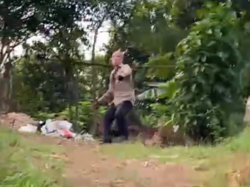 Ông Lê Văn Sáu cầm dao đe dọa, ném đá về phía tổ công tác xã Tây Cốc, Phú Thọ. Ảnh: Dân trí