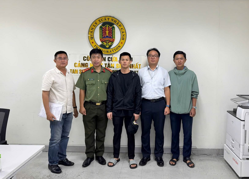 Wang Taesan (thứ ba từ trái sang) được Công an TP HCM bàn giao cho phía Hàn Quốc. Ảnh: Công an TP HCM