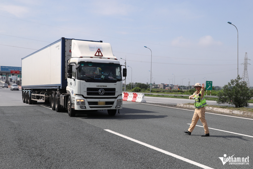 Lực lượng CSGT thực hiện tổng kiểm soát với ô tô kinh doanh vận tải. Ảnh: Đình Hiếu/VietNamNet
