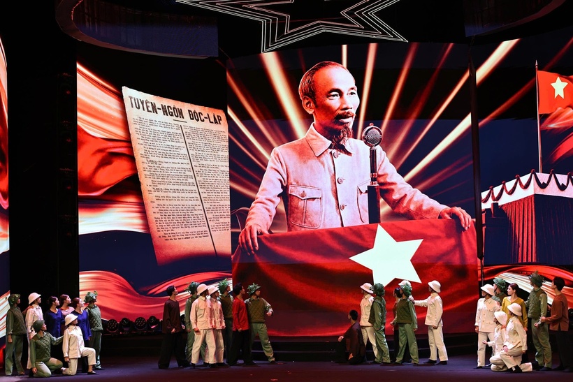 Chương trình ca ngợi Đảng Cộng sản Việt Nam quang vinh, Chủ tịch Hồ Chí Minh vĩ đại; tôn vinh sức mạnh của nhân dân, của khối đại đoàn kết toàn dân tộc - Ảnh: Minh Đức