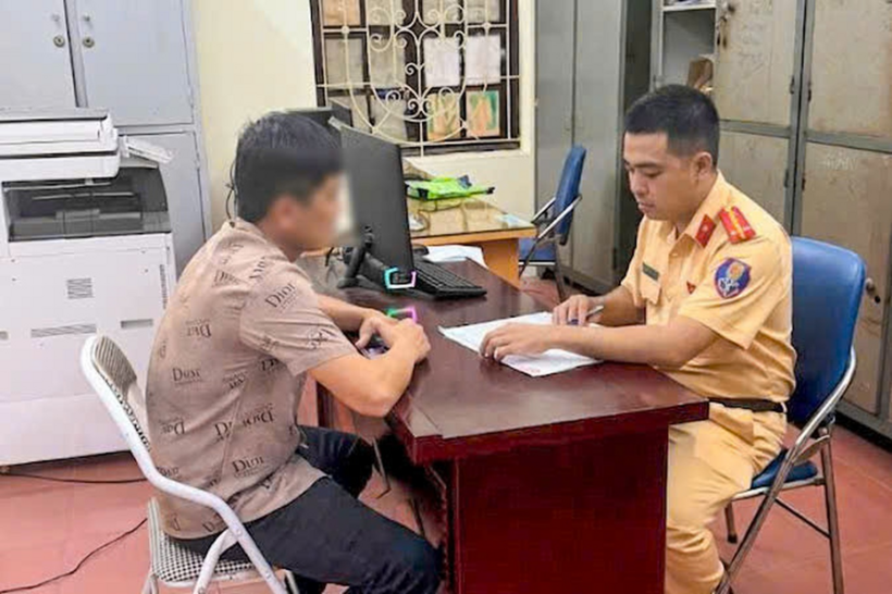 Tài xế H. tại cơ quan công an (Ảnh: Công an cung cấp).