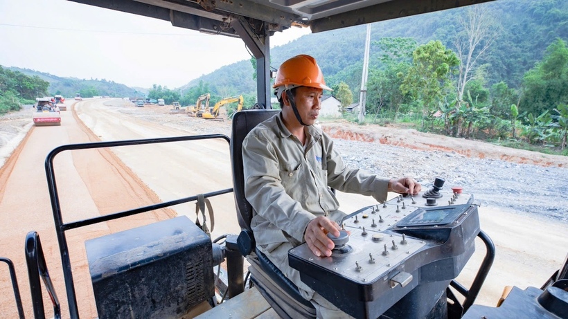 Ban Điều hành dự án Đồng Đăng - Trà Lĩnh đã bố trí các kíp làm việc linh hoạt theo từng vị trí, vừa bảo đảm thời gian nghỉ ngơi cho người lao động, vừa giữ nhịp sản xuất. Ảnh: B.L