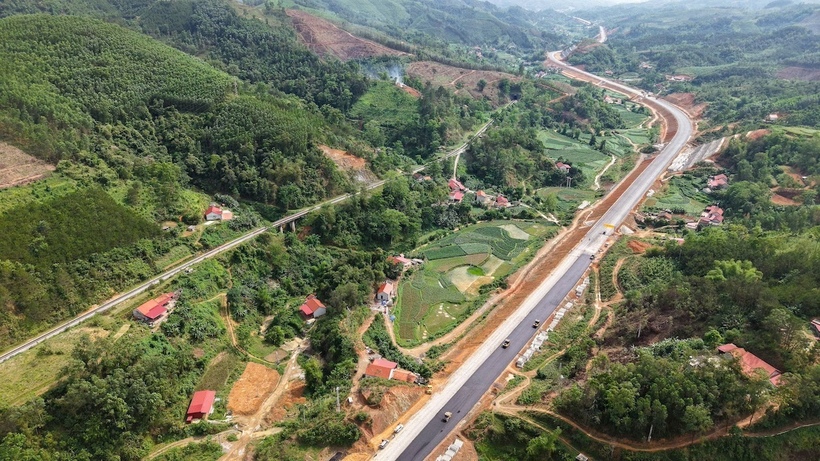 Hơn 2.400 cán bộ, kỹ sư, công nhân cùng hơn 1.000 máy móc, thiết bị được huy động để triển khai đồng loạt 114 mũi thi công dự án cao tốc Hữu Nghị - Chi Lăng. Ảnh B.L