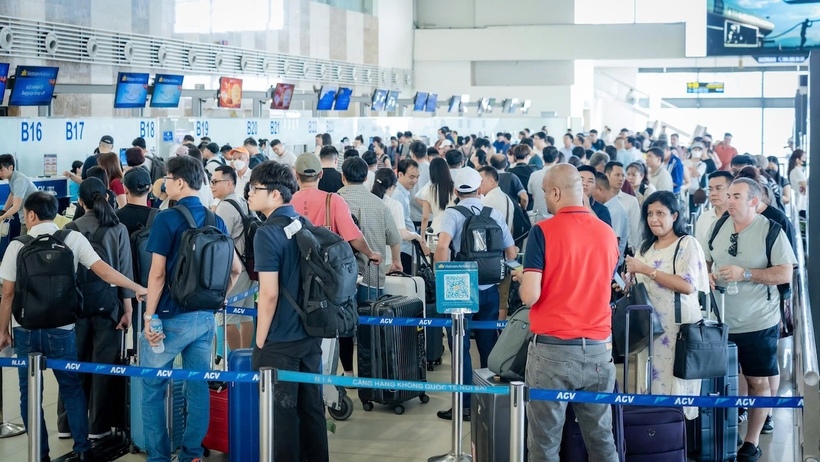 Hành khách làm thủ tục hàng không tại Cảng Hàng không quốc tế Nội Bài. Ảnh: Noibai International Airport