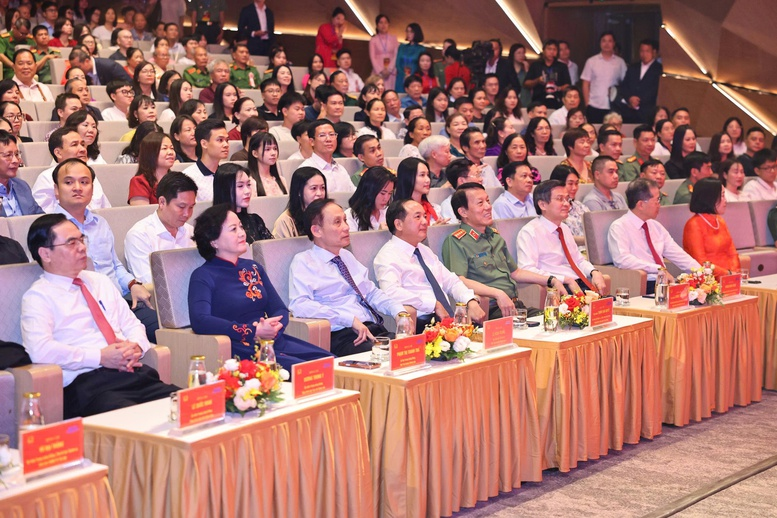 Các đồng chí Ủy viên Bộ Chính trị, Bí thư Trung ương Đảng cùng lãnh đạo các ban, bộ, ngành Trung ương, các cơ quan Đảng, Nhà nước dự Chương trình - Ảnh: Minh Đức