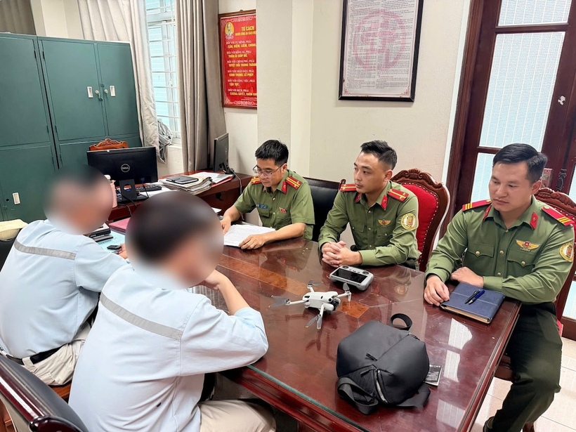 Công an làm việc với trường hợp vi phạm. Ảnh: Công an cửa khẩu Cảng HKQT Nội Bài