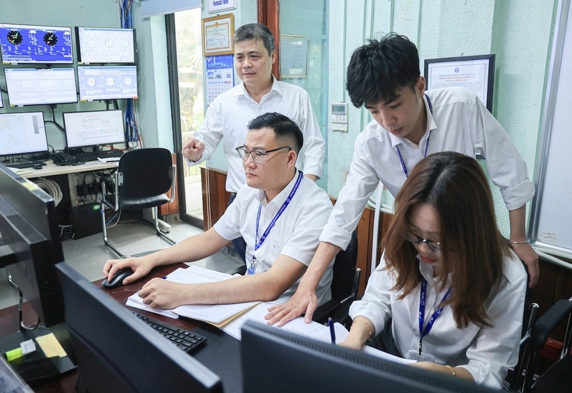 Kíp trực Trung tâm Khí tượng hàng không Nội Bài tăng cường theo dõi, quan trắc và cung cấp thông tin thời tiết phục vụ công tác điều hành bay trong giai đoạn cao điểm. Ảnh: T.D