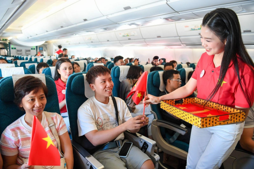 Những lá cờ Tổ quốc được trao tới hành khách trước khi chương trình âm nhạc bắt đầu.
