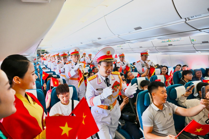 Giai điệu Quốc khánh vang lên ở độ cao 10.000 mét trên chuyến bay Vietnam Airlines - 7