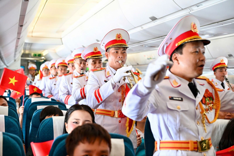 Giai điệu Quốc khánh vang lên ở độ cao 10.000 mét trên chuyến bay Vietnam Airlines - 8
