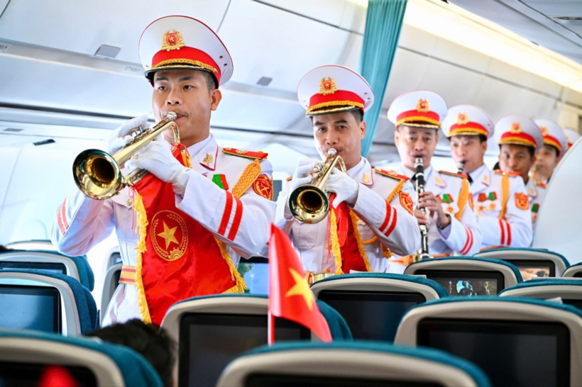 Giai điệu Quốc khánh vang lên ở độ cao 10.000 mét trên chuyến bay Vietnam Airlines - 9