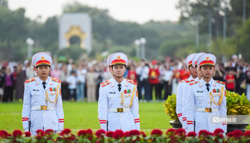 Đội tiêu binh nghiêm trang chào cờ khi quốc kỳ được kéo lên trong nền nhạc của bài Quốc ca.