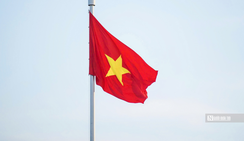 Quốc kỳ tung bay trong gió. Riêng tối 1/9 sẽ không có lễ hạ cờ và treo cờ liên tục tới ngày 2/9, do đó, Lễ Thượng cờ sáng 1/9 được ghi nhận là Lễ Thượng cờ chính thức dịp kỷ niệm Quốc khánh 2/9.