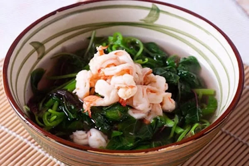 Vị ngọt của tôm thịt kết hợp với cái thanh mát của rau tạo nên một tô canh giải nhiệt tuyệt vời cho những ngày hè oi ả. Ảnh: Phụ nữ & Pháp luật