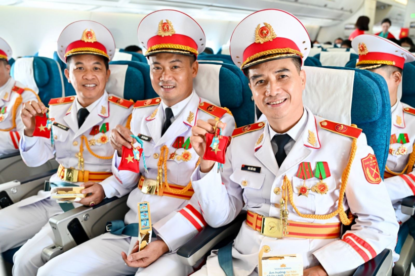 Giai điệu Quốc khánh vang lên ở độ cao 10.000 mét trên chuyến bay Vietnam Airlines - 16