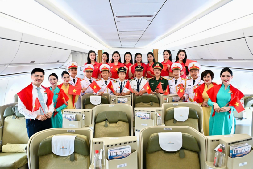 Giai điệu Quốc khánh vang lên ở độ cao 10.000 mét trên chuyến bay Vietnam Airlines - 18