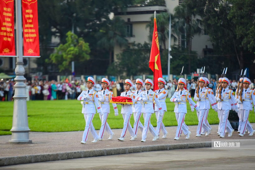Khối trưởng và người vác Quân kỳ là sĩ quan. 3 đồng chí trong Tổ Quốc kỳ, 2 đồng chí bảo vệ Quân kỳ và 30 đồng chí xếp thành 10 hàng ngang trong khối nghi lễ.