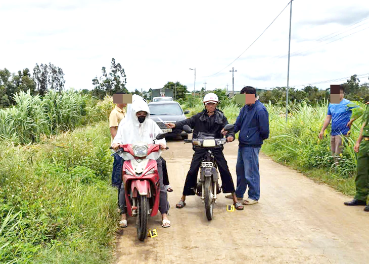 Công an dựng lại hiện trường vụ Lê Minh Khánh Vinh định cướp tài sản của 2 cô gái trên đường. Ảnh: Sỹ Đức/Tuổi Trẻ