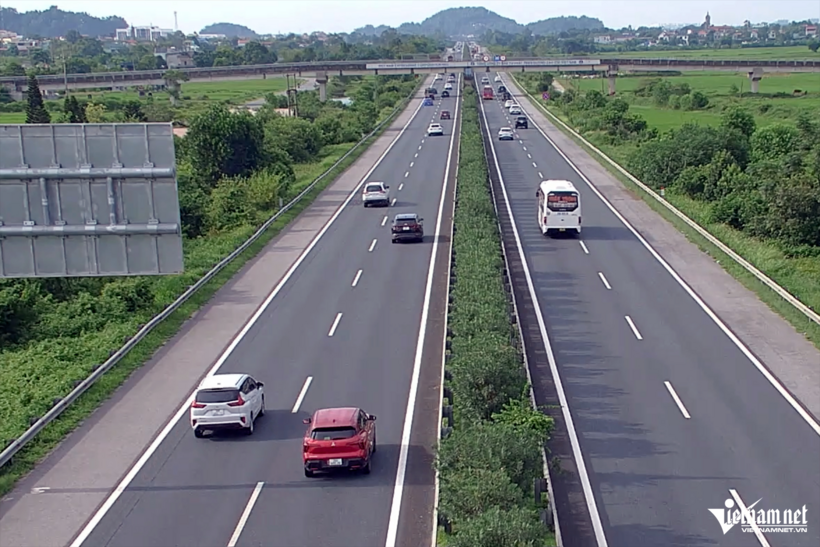 Phương tiện lưu thông trên cao tốc Pháp Vân - Cầu Giẽ - Cao Bồ - Mai Sơn - Quốc lộ 45. Ảnh: Đình Hiếu
