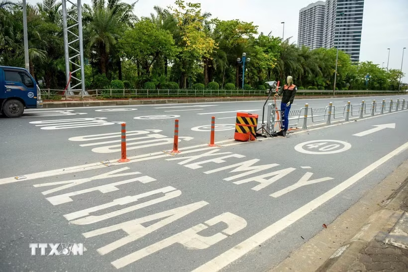 Biển báo tốc độ được sơn trực tiếp trên mặt đường, giúp người điều khiển phương tiện dễ nhận biết quy định đối với từng làn xe. (Ảnh: Trung Nguyên/TTXVN)
