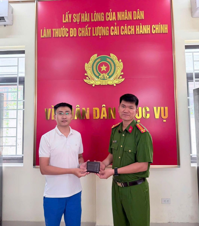 Công an xã Tam Đảo trao trả ví da cùng tài sản cho anh Trần Minh Đức. Ảnh: CACC/Vietnamnet