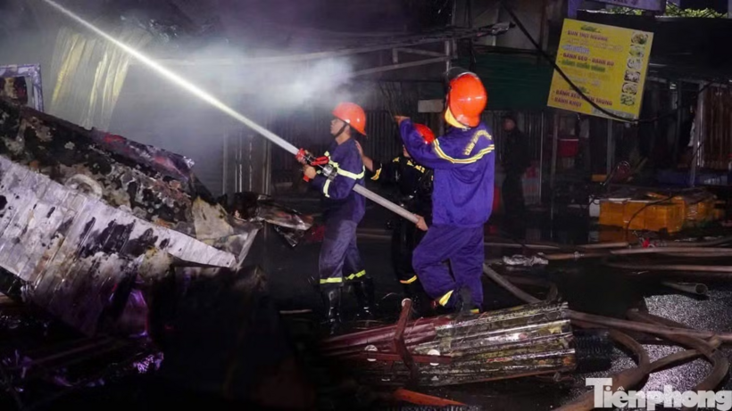 Lực lượng chữa cháy làm nhiệm vụ tại hiện trường. Ảnh: Tiền Phong