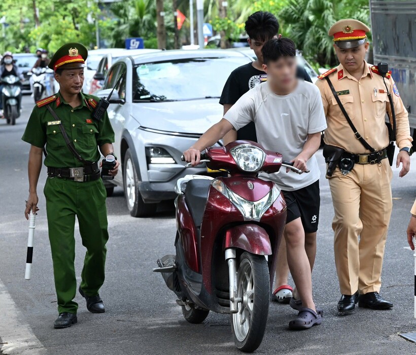 Hai thanh niên tránh né việc kiểm tra nhưng bất thành. Ảnh CACC.