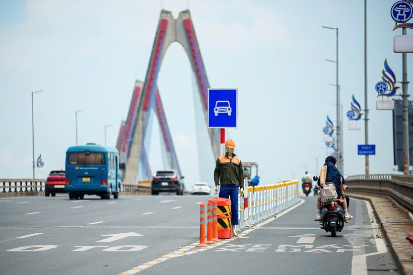 Cầu Nhật Tân là một trong những tuyến giao thông huyết mạch của Thủ đô, có lưu lượng phương tiện lớn và tốc độ lưu thông cao. Ảnh CACC.