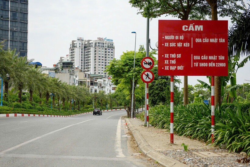 Hệ thống biển báo, vạch kẻ đường được tăng cường, góp phần nâng cao ý thức chấp hành và phòng ngừa tai nạn giao thông trên cầu.