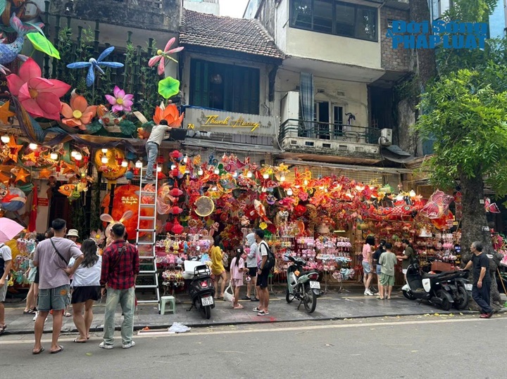 Phố Hàng Mã bắt đầu nhộn nhịp trước thềm Tết Trung thu 2026.