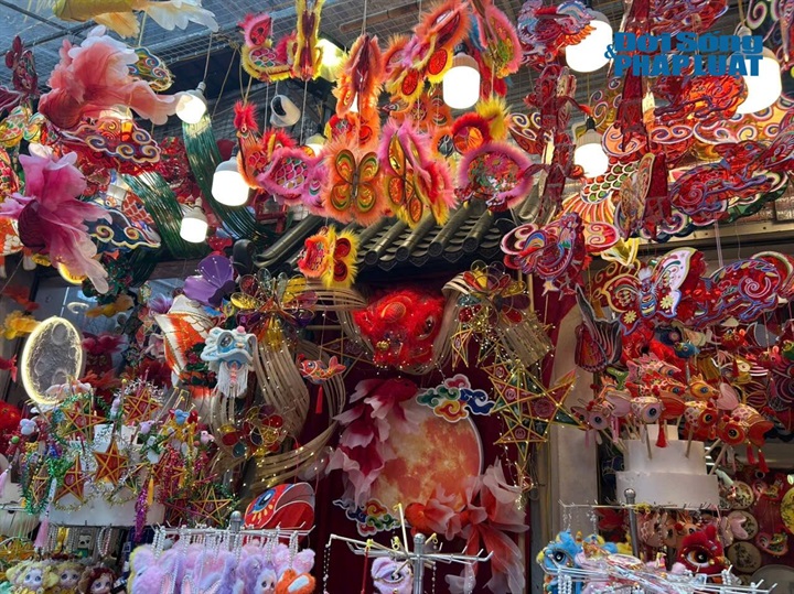 Đồ chơi Trung thu truyền thống được bày bán đa dạng tại phố Hàng Mã.