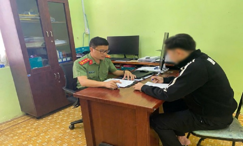 Cán bộ Phòng An ninh kinh tế lập biên bản vi phạm hành chính. Ảnh: Công an tỉnh Lâm Đồng.