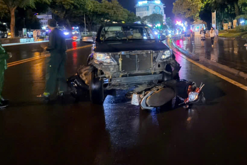 Hiện trường vụ ô tô tông liên hoàn nhiều xe máy ở Quảng trường Đại Đoàn Kết (Ảnh: Chí Anh).