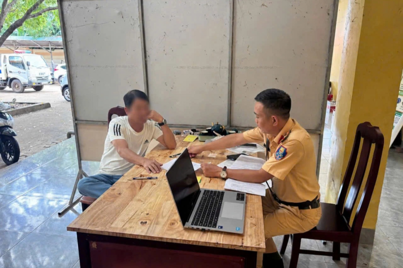 Tại cơ quan công an, tài xế B. thừa nhận việc vi phạm và chấp hành quyết định xử phạt. Ảnh: Dân Trí