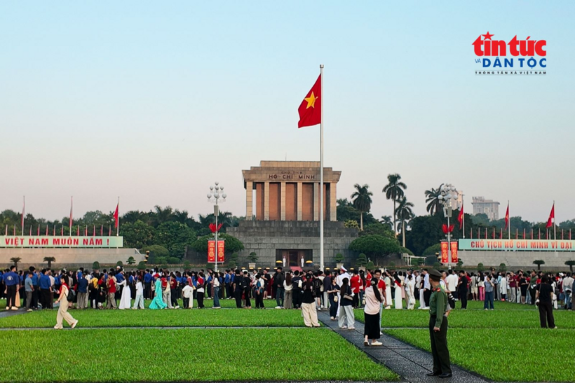 Trong không khí trang nghiêm, hình ảnh lá quốc kỳ tung bay trước Lăng Chủ tịch Hồ Chí Minh đã khơi dậy lòng tự hào dân tộc sâu sắc trong trái tim mỗi người con đất Việt có mặt tại Thủ đô.