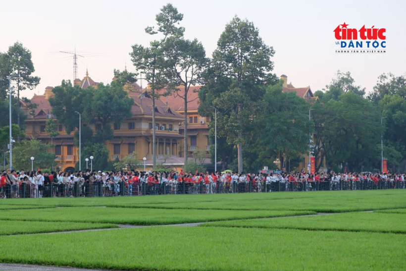 Dù buổi lễ diễn ra vào giờ sớm, rất đông người dân đã có mặt để chứng kiến lễ thượng cờ.