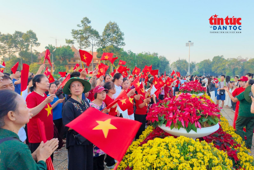Đông đảo người dân đã có mặt trước Lăng Chủ tịch Hồ Chí Minh trong sáng ngày 2/9.