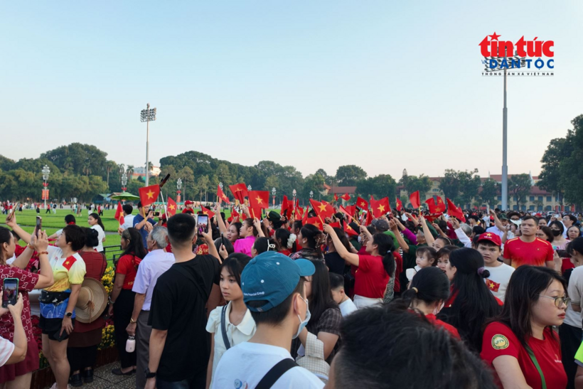 Sắc đỏ của Quốc kỳ phủ kín một góc quảng trường, tạo nên không khí đầy tự hào.