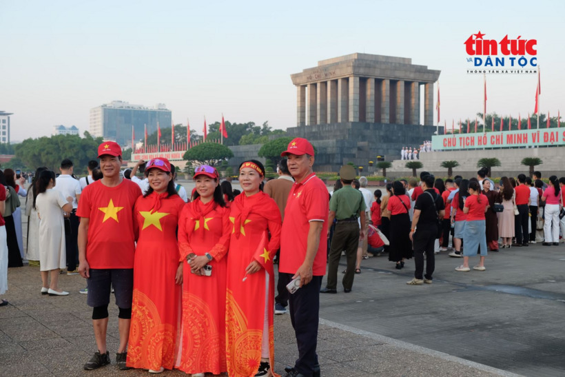 Một gia đình trong trang phục cờ đỏ sao vàng có mặt tại Quảng trường Ba Đình từ sớm, chào mừng ngày Quốc khánh 2/9.