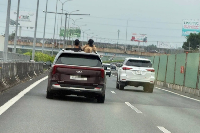Nữ tài xế bị phạt gần 6 triệu đồng vì cho trẻ 'hóng gió' trên cao tốc. Ảnh: H.P/Vietnamnet